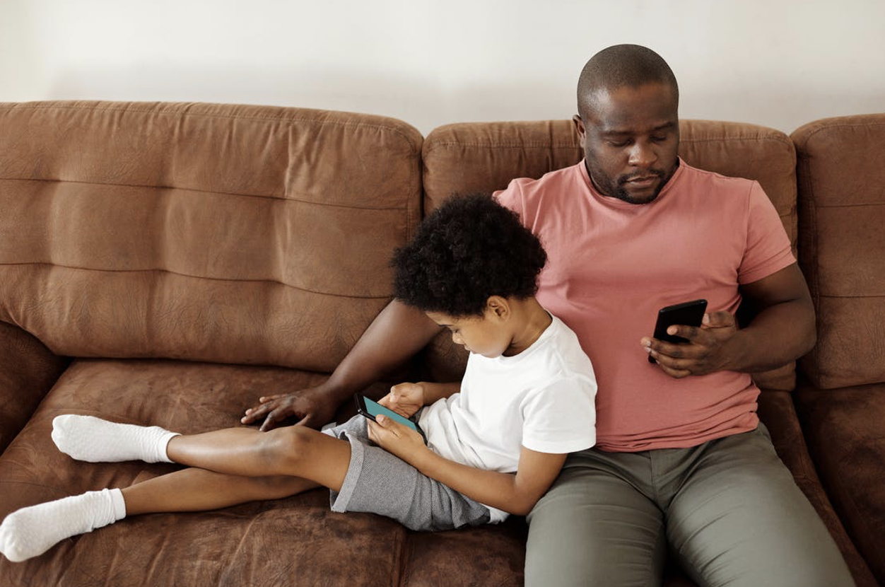Wanneer geef je je kinderen hun eerste telefoon?